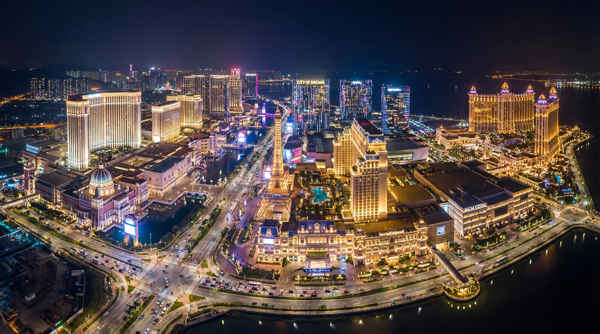 澳门路氹金光大道太阳城合作娱乐场群夜间航拍